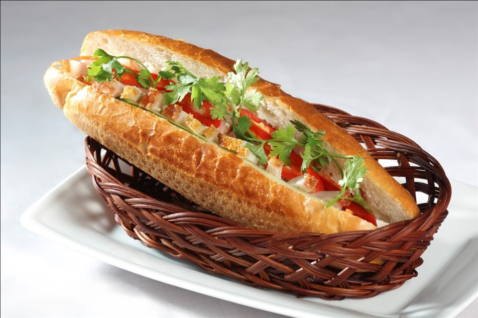 Cùng với phở, bánh mì là một trong những đại diện nổi bật trong nền ẩm thực phong phú của Việt Nam, đã chinh phục được đông đảo thực khách từ nhiều quốc gia trên toàn thế giới. Ảnh: Chudu24