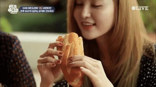 Nữ ca sĩ Jeonghwa - cô em út của nhóm nhạc EXID ăn bánh mì trong một lần đi du lịch cùng các chị. Ảnh: webtretho