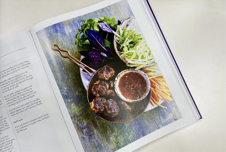 Bún chả Việt Nam xuất hiện trong sách dạy nấu ăn kỷ niệm Đại lễ Bạch kim của Nữ hoàng Anh. Ảnh: Sức khoẻ Đời sống