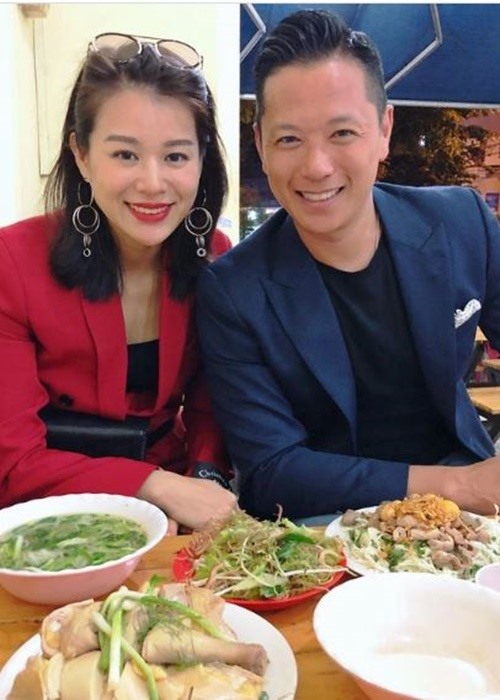 Ngôi sao TVB Hồ Hạnh Nhi và ông xã Philip Lee thích thú khi thưởng thức món ăn đặc trưng của Việt Nam là phở. Ảnh: Zing