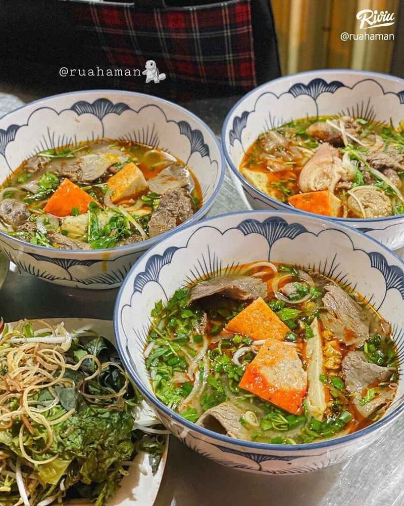 Tô bún bò hot nhất Quận 3. Ảnh: Ruahaman