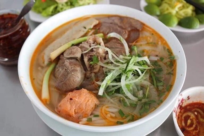 Bún bò Huế Ngự Bình có phong vị vô cùng đặc biệt, không lẫn với bất cứ tiệm bún nào khác. Ảnh: Topbrands