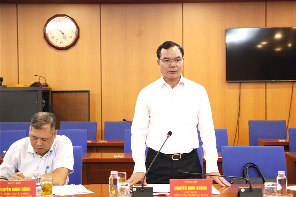 Ông Nguyễn Đình Khang - Uỷ viên Trung ương Đảng, Chủ tịch Tổng LĐLĐVN phát biểu tại buổi làm việc. Ảnh: TLĐ
