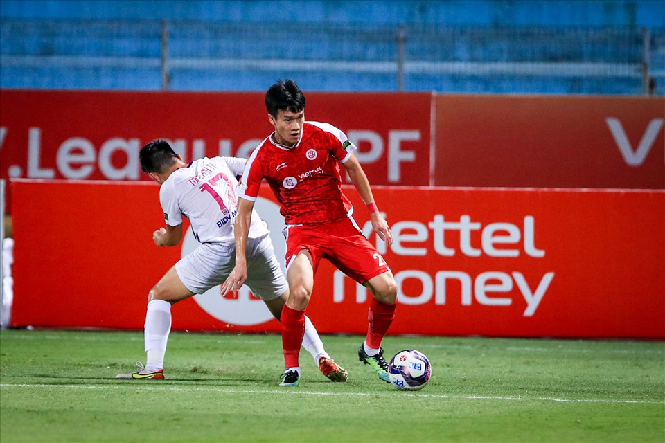Cầu thủ sinh năm 1998 có pha qua người ấn tượng ở hành lang cánh trái trước khi đối mặt thủ môn Nguyễn Sơn Hải bên phía Bình Dương.