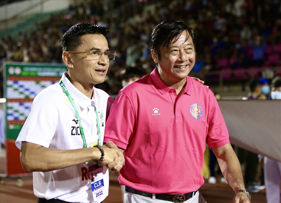 Trận đấu gây chú ý với sự xuất hiện của tân Giám đốc kỹ thuật câu lạc bộ Sài Gòn - ông Lê Huỳnh Đức. Trước trận, huấn luyện viên Kiatisak đã chào hỏi ông Đức cũng như thành viên ban huấn luyện đội Sài Gòn.