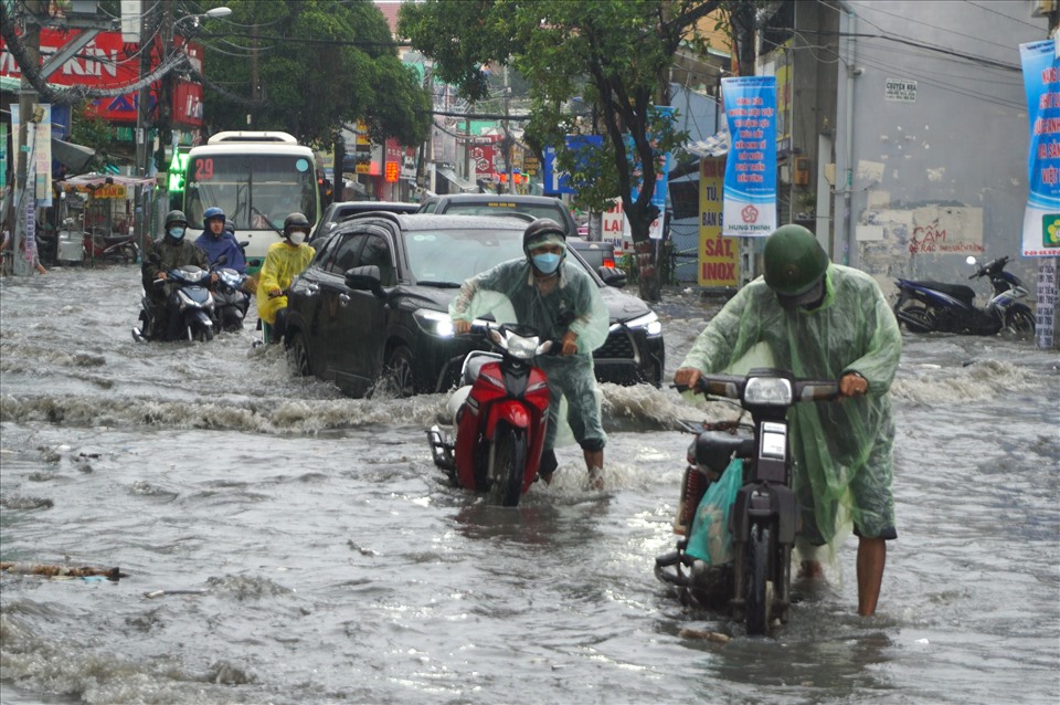 Sau cơn mưa kéo dài gần một giờ, khoảng một km đường Tô Ngọc Vân, đoạn qua phường Linh Đông (Thành phố Thủ Đức) mênh mông nước.