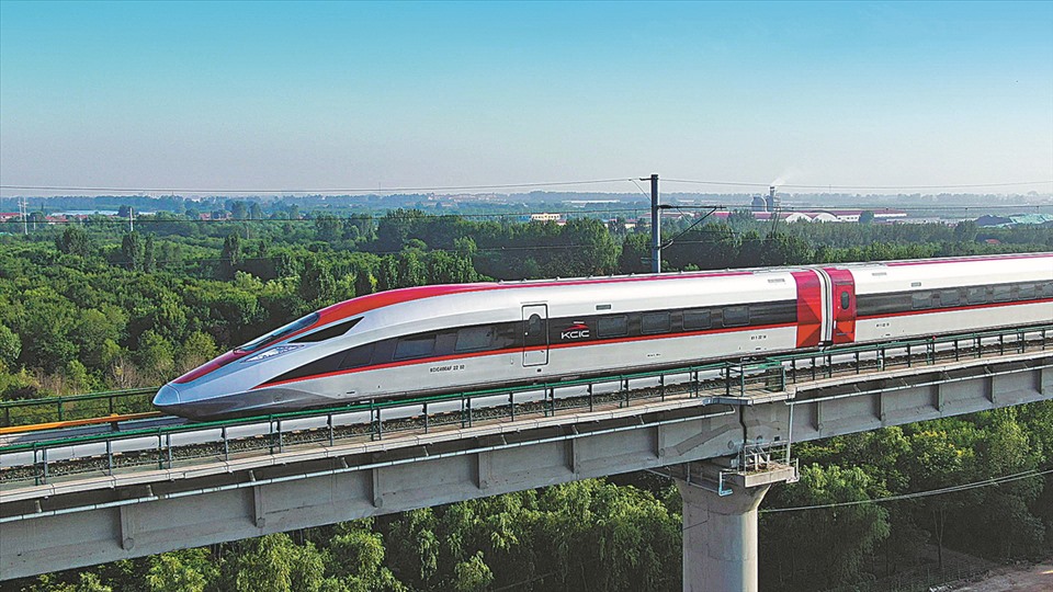 Tàu cao tốc cho đường sắt cao tốc nối thủ đô Jakarta của Indonesia và thành phố Bandung đã chạy thử ở Thanh Đảo, tỉnh Sơn Đông, Trung Quốc hôm 5.8.2022. Đoàn tàu sẽ sớm được chuyển đến Indonesia. Ảnh: China Daily