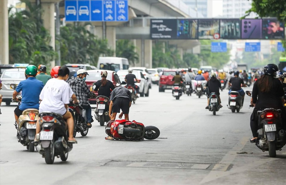 Va quệt khi chuyển làn, một trường hợp đi xe máy ngã ra đường.