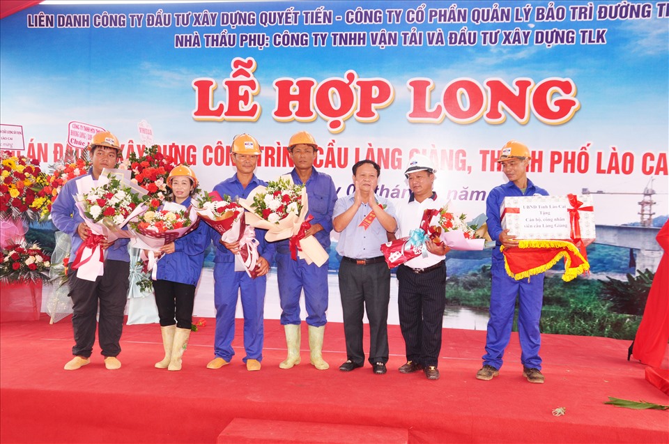 Lãnh đạo tỉnh Lào Cai trao quà cho đơn vị thi công công trình.