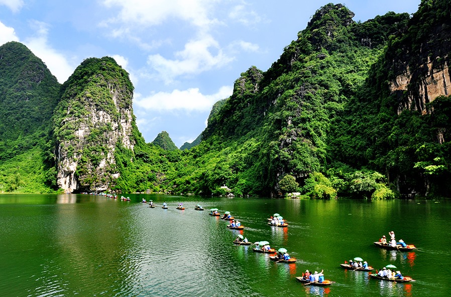 Lượng khách du lịch đến Ninh Bình trong tháng 7 tăng vọt. - Ảnh: Vntrip
