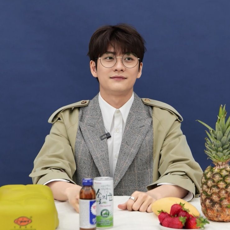 Kang Tae Oh thích ăn trái cây, thường xuyên tập xà tại nhà để nâng cao sức khỏe. Ảnh: Soompi.