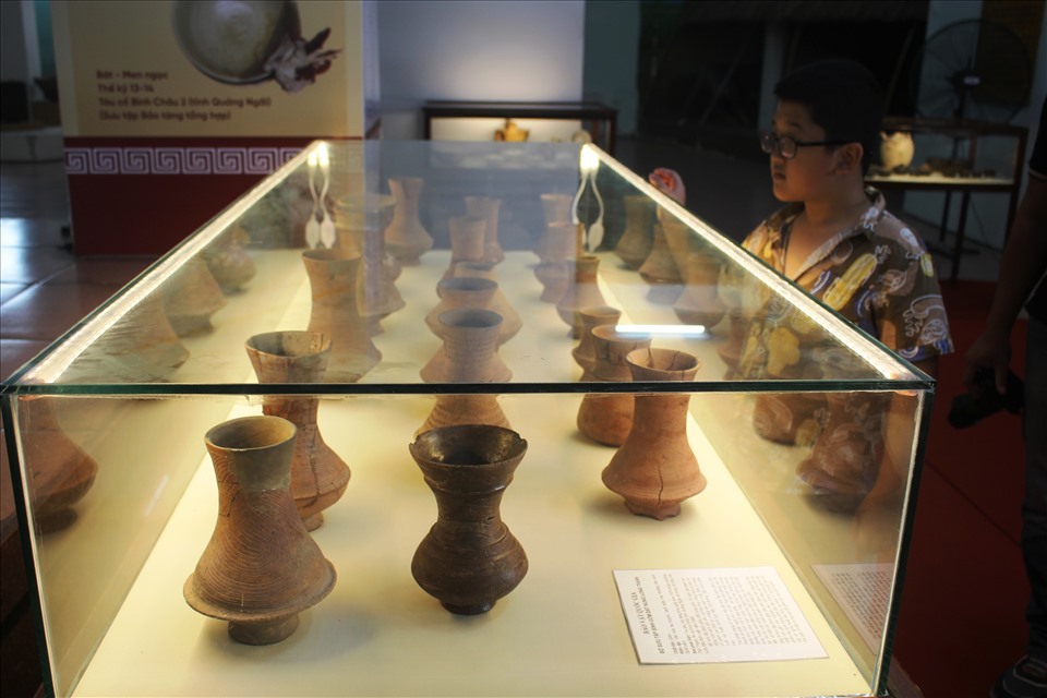 Bộ sưu tập bình gốm đất nung Long Thạnh, một trong ba Bảo vật Quốc gia đang được lưu giữ ở Bảo tàng tỉnh Quảng Ngãi.
