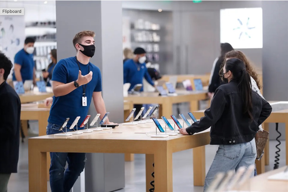 Nhân viên bán hàng tại một cửa hàng của Apple. Ảnh chụp màn hình