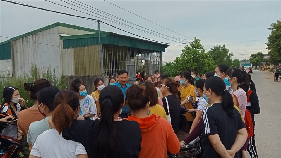 Cán bộ LĐLĐ huyện Yên Thành nắm bắt tâm tư nguyện vọng của công nhân. Ảnh: PH