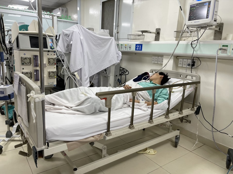 Bệnh nhân bị ngộ độc rượu methanol cấp cứu tại Bệnh viện Nhân Dân Gia Định. Ảnh: BSCC