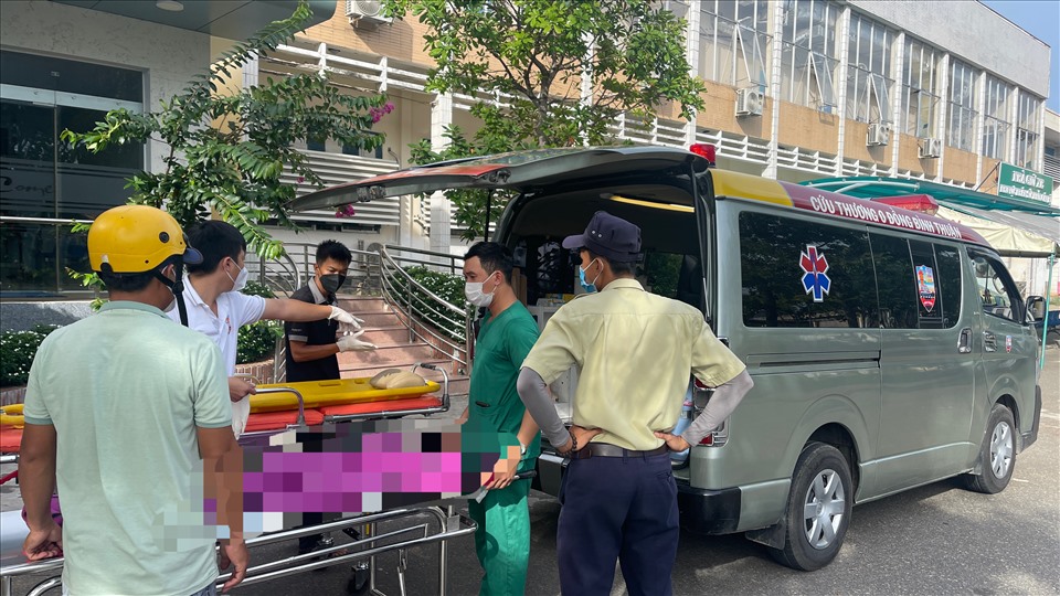 Xe cứu thương 0 đồng Bình Thuận đưa thi thể cháu bé về giúp gia đình. Ảnh: DT