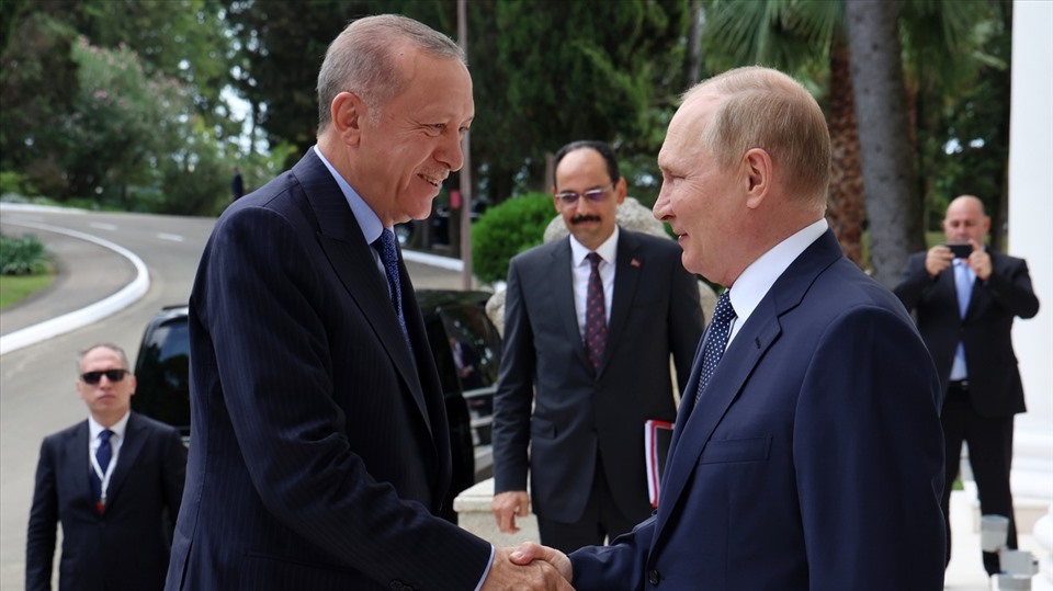 Tổng thống Nga Vladimir Putin đón Tổng thống Thổ Nhĩ Kỳ Recep Tayyip Erdogan ở Sochi, ngày 5.8.2022. Ảnh: Sputnik