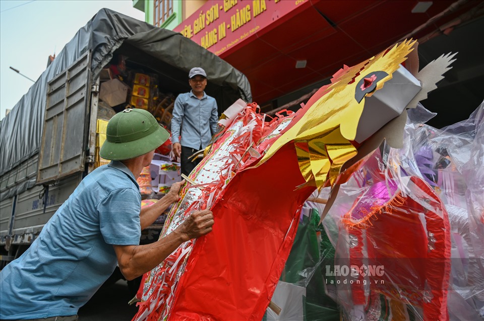 Không chỉ sản xuất phục vụ nhu cầu trong nước, đồ mã của xã Song Hồ còn được xuất sang các nước khác như Trung Quốc, Đài Loan, Hồng Kông…