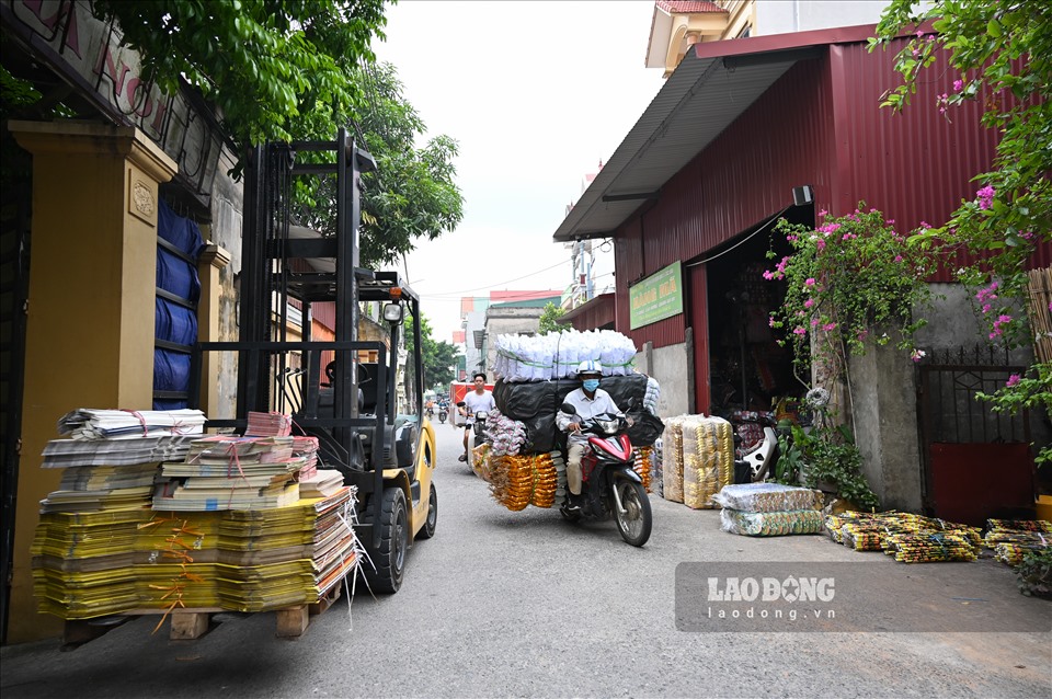 Khắp đường làng ngõ xóm, các xe chở các sản phẩm vàng mã nối đuôi nhau, tất bật vận chuyển hàng hóa đến nơi mua, bán.