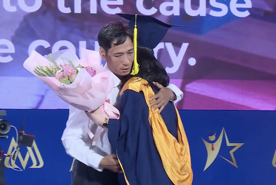 Ông Khương ôm lấy con trong lễ tốt nghiệp. Ảnh: Huyên Nguyễn