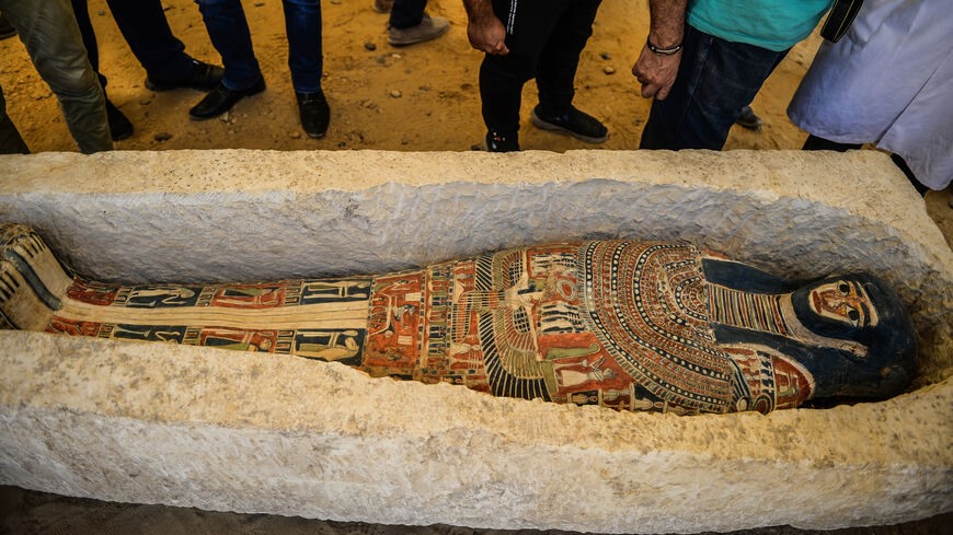Một xác ướp Ai Cập được phát hiện tại nghĩa địa Dahshur, gần Kim tự tháp Bent, cách thủ đô Cairo của Ai Cập khoảng 40km về phía nam, năm 2019. Ảnh: AFP