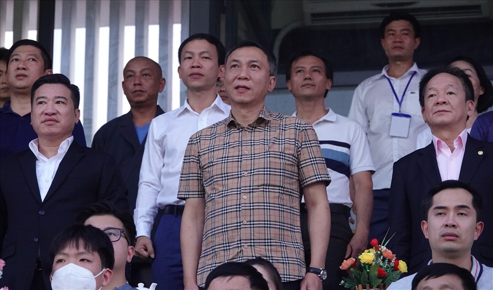 Quyền chủ tịch VFF Trần Quốc Tuấn, Bầu Hiển và đại diện nhà tài trợ của đội Bình Định cũng có mặt trên khán đài. Ảnh: Nguyễn Đăng