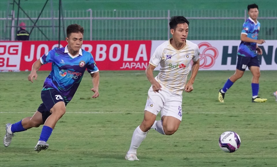 Đội Hà Nội chơi lấn lướt Bình Định ở hiệp 1. Ảnh: Nguyễn Đăng