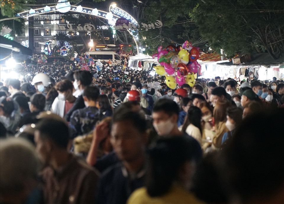 Nhiều điểm, khu du lịch luôn trong tình trạng đông đúc, quá tải dù không phải ngày cuối tuần.