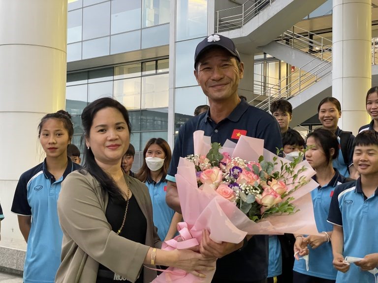 U18 nữ Việt Nam và huấn luyện viên Akira nhận hoa từ đại diện Liên đoàn bóng đá Việt Nam. Ảnh: VFF