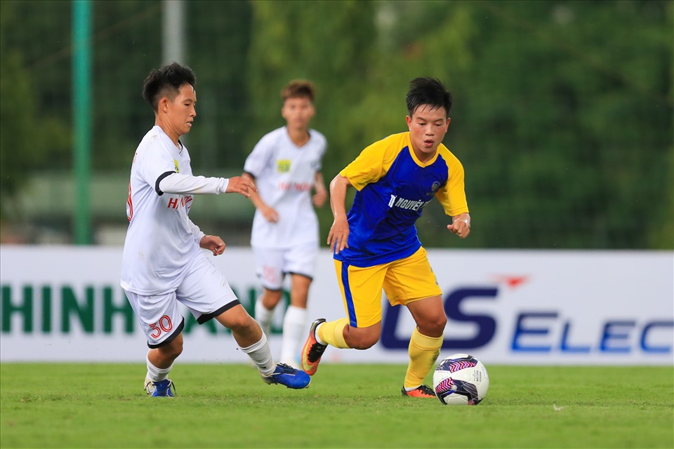 Tân binh Nguyễn Thị Mỹ Anh (áo vàng xanh) cũng là người toả sáng ghi cả 2 bàn thắng trong chiến thắng 2-0 của Thái Nguyên T&T trước Hà Nội II.