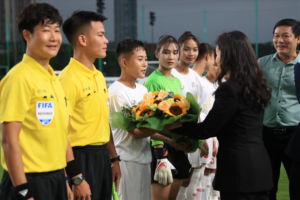 Chiều nay (6.8), cúp quốc gia nữ 2022 đã chính thức khởi tranh tại Liên đoàn bóng đá Việt Nam với 2 cặp đấu Thái Nguyên T&T gặp Hà Nội II và TPHCM I đối đầu Phong Phú Hà Nam II.