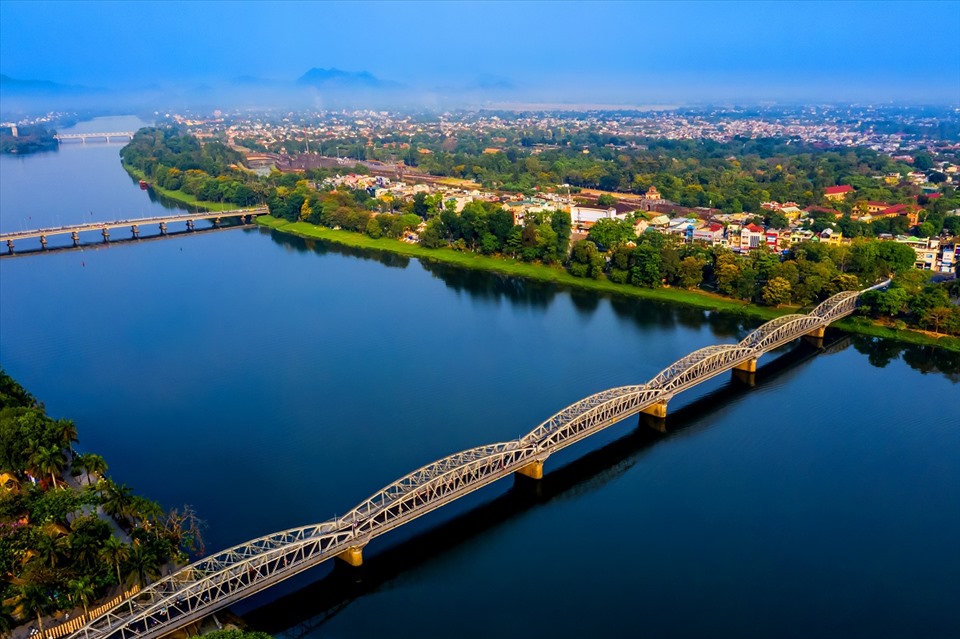 Sông Hương mộng mơ của thành phố Huế nhìn từ trên cao. Ảnh: Hue City