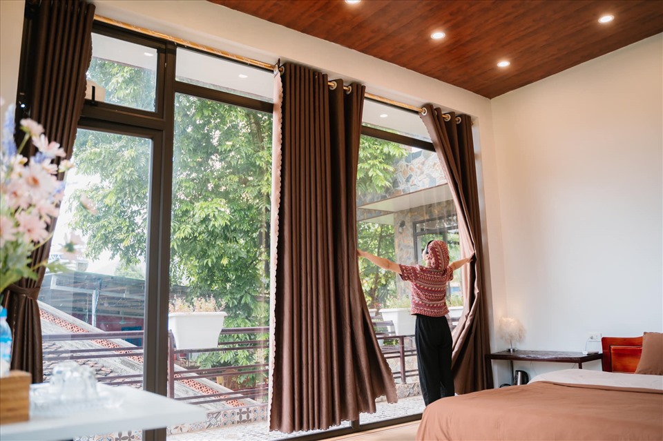 Tới đây, du khách sẽ choáng ngợp trước không gian rộng lớn, thoáng đãng. Homestay nằm ẩn mình giữa thiên nhiên rộng lớn, với những mái nhà gỗ, nhà đá đủ tiện nghi cho du khách lựa chọn.
