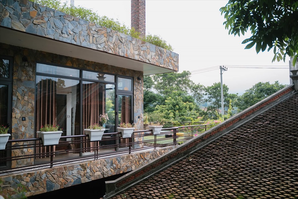 Có nhà trà bằng những bức tường trà, vừa mở cửa ra là hương trà lan toả chỉ muốn hít hà mãi không thôi.