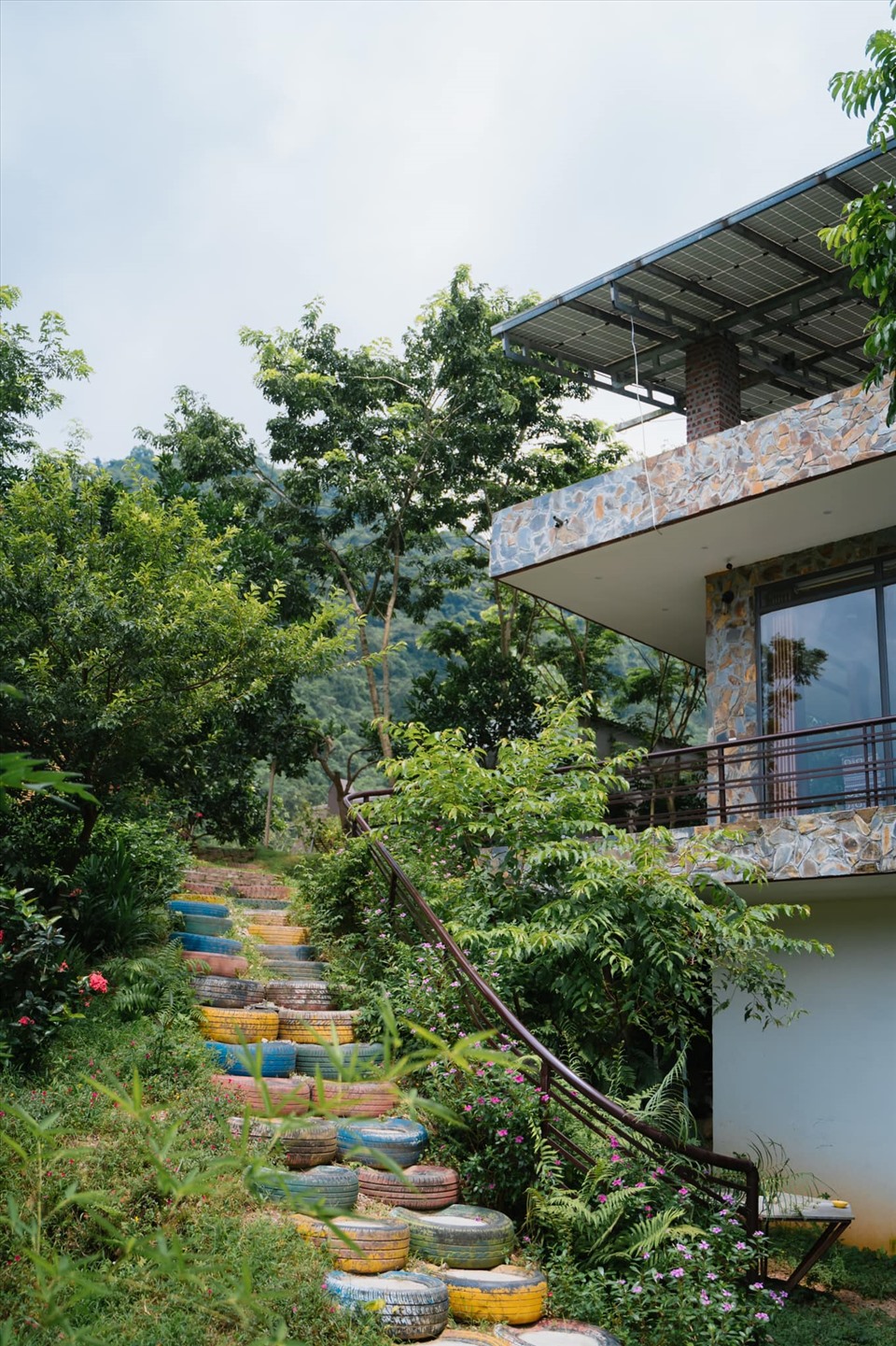Nơi đây nổi tiếng với kiến trúc nhà gỗ độc đáo, hòa mình vào thiên nhiên xanh mát với diện tích lên đến 3.000m.