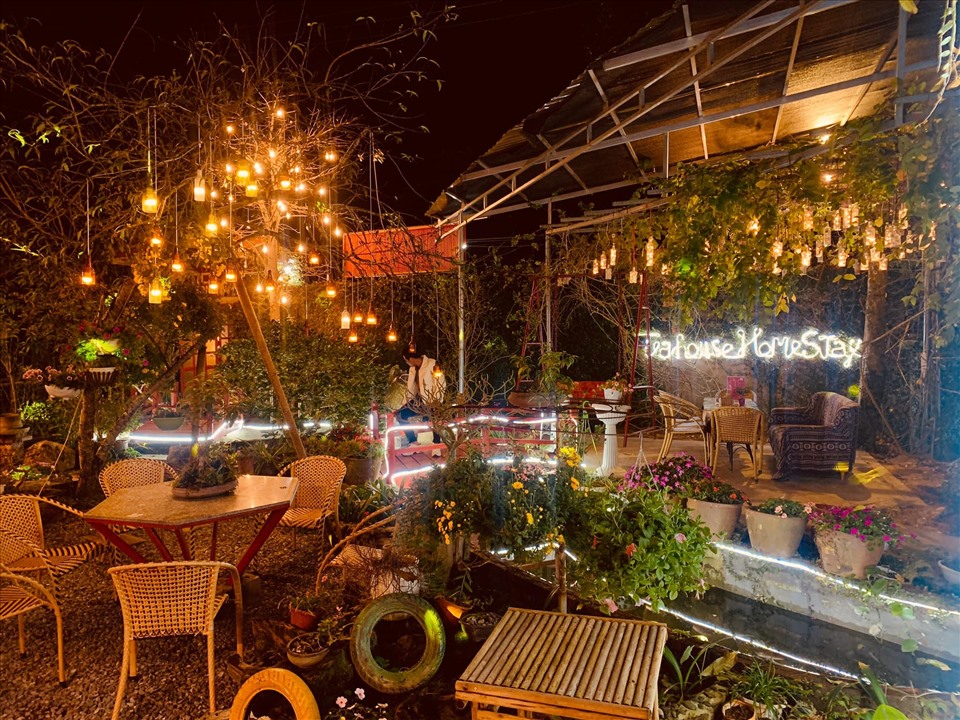 Ở đây còn có khu sinh hoạt, vui chơi chung. Xung quanh homestay là đồi núi xanh mát, sẵn sàng cho du khách khám phá bất cứ lúc nào.