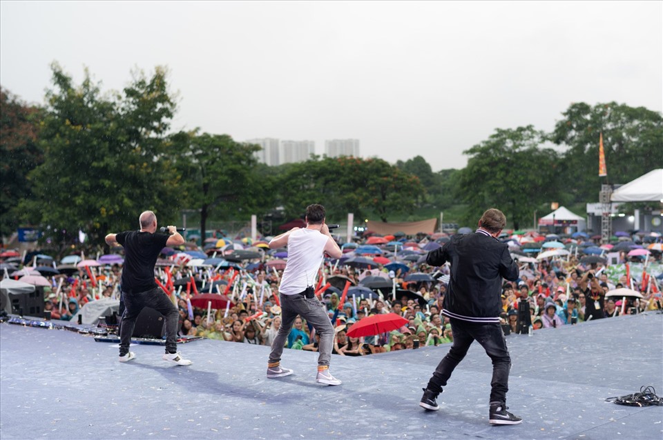 Khán giả không ngần ngại hoà mình vào màn mưa cùng nhảy với thần tượng những giai điệu sôi động. Công viên Yên Sở - Gamuda City (Hà Nội)