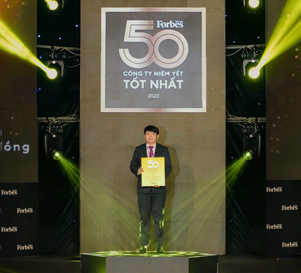 Ông Lê Trung Thành, Phó Tổng Giám đốc BIDV nhận chứng nhận vinh danh 50 công ty niêm yết tốt nhất do Forbes Việt Nam bình chọn.