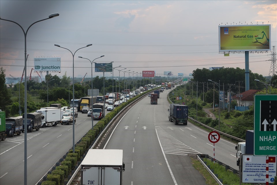cao tốc TPHCM - Long Thành - Dầu Giây thường xuyên kẹt xe.  Ảnh: Huỳnh Hiền