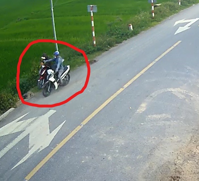 Hình ảnh camera an ninh ghi lại cảnh đối tượng Nguyễn Cảnh Phượng cướp giật tài sản của người đi đường. Ảnh: VH