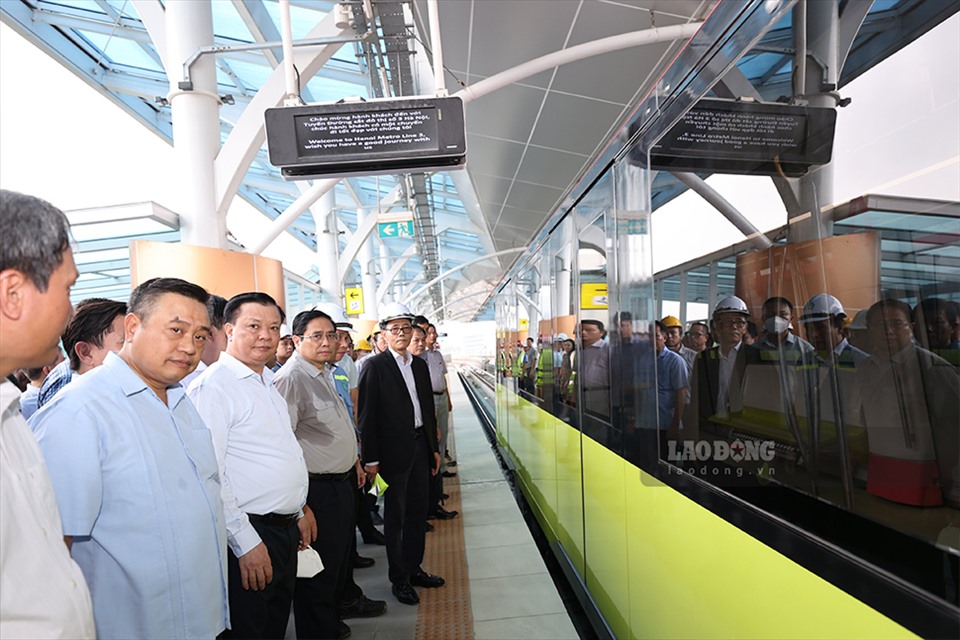 Thủ tướng đã đi kiểm tra thực địa tại ga S9- Kim Mã, sau đó di chuyển trên tàu từ ga S8 về Depot (Trung tâm Điều khiển) tại Nhổn và kiểm tra thực địa tại Depot này.
