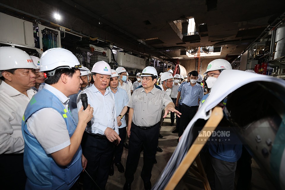 Sau khi kiểm tra thực địa, tại trụ sở Chính phủ, Thủ tướng làm việc với lãnh đạo các bộ, ngành Trung ương và thành phố Hà Nội để nghe báo cáo, xử lý các khó khăn, vướng mắc của dự án.