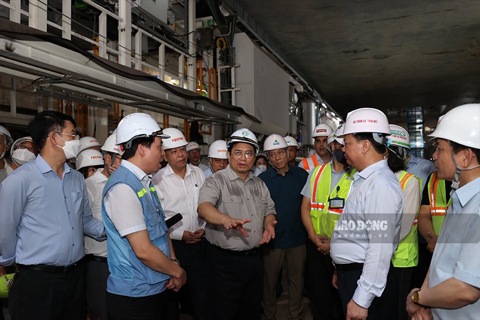 Sáng nay (7.8), Thủ tướng Phạm Minh Chính đã đi khảo sát thực địa dự án tuyến Đường sắt đô thị thí điểm của Thành phố Hà Nội, đoạn Nhổn - Ga Hà Nội và có cuộc làm việc xử lý các khó khăn, vướng mắc của dự án.