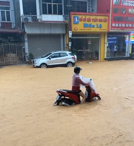 Các phương tiện di chuyển hết sức khó khăn.