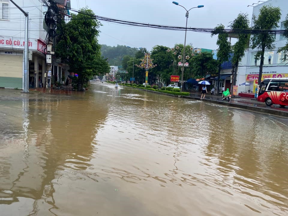 Đường phố ngập chìm trong nước