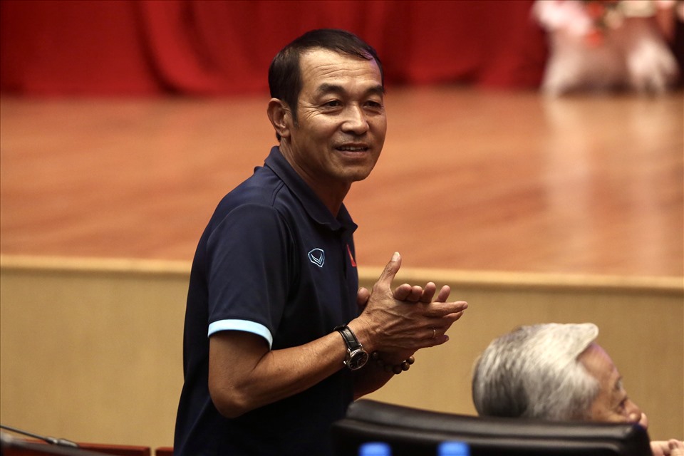 Huấn luyện viên trưởng U19 Việt Nam - ông Đinh Thế Nam đến dự lễ khai mạc. Ảnh: Thanh Vũ