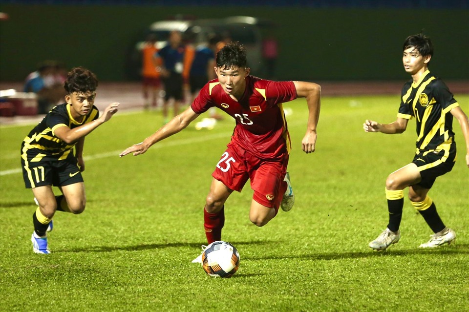 U19 Việt Nam cầm bóng chủ động. Ảnh: Thanh Vũ