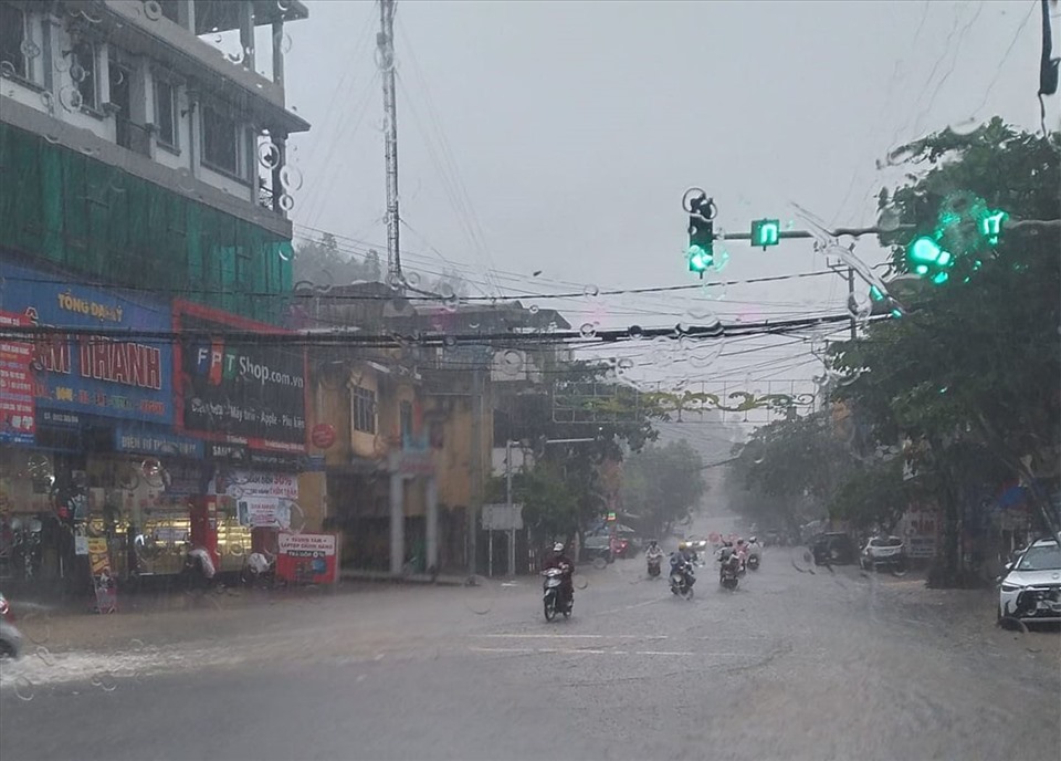 Khu vực ngập sâu tập trung tại các tuyến phố Km3 - Km4, phường Đồng Tâm và đường Điện Biên...