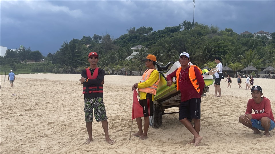 Lực lượng cứu hộ của một resort túc trực trên bãi biển đã dùng canô chạy ra cứu nạn nhân. Ảnh: DT