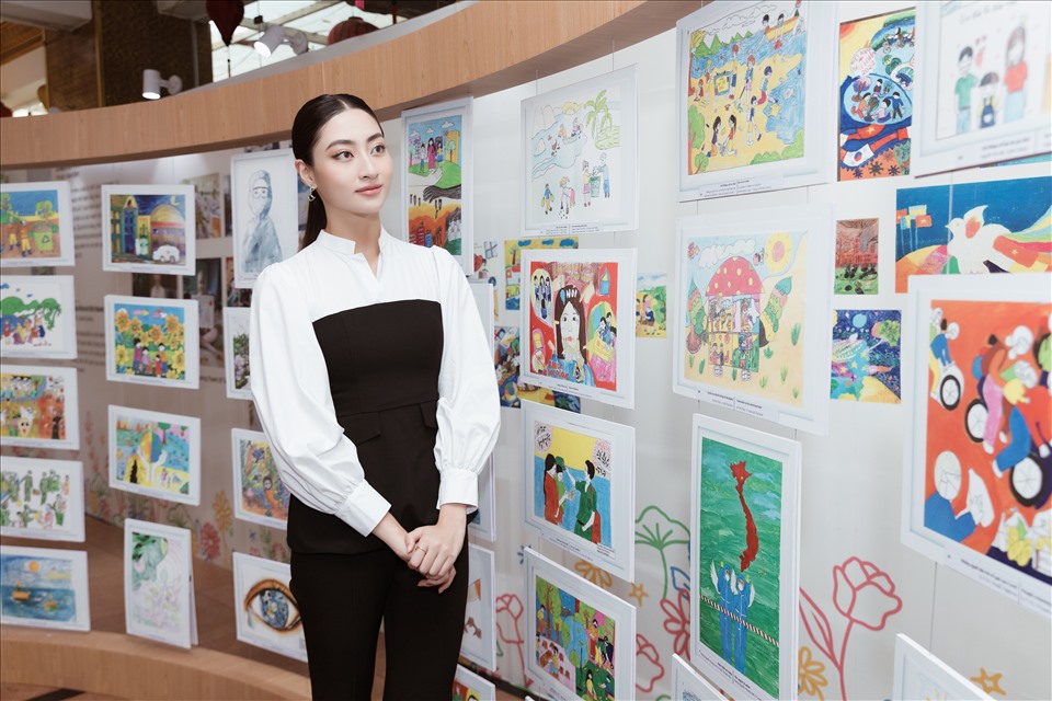 Hoa hậu Lương Thuỳ Linh hào hứng khi chiêm ngưỡng những bức tranh do trẻ em yếu thế thực hiện. Ảnh: BTC